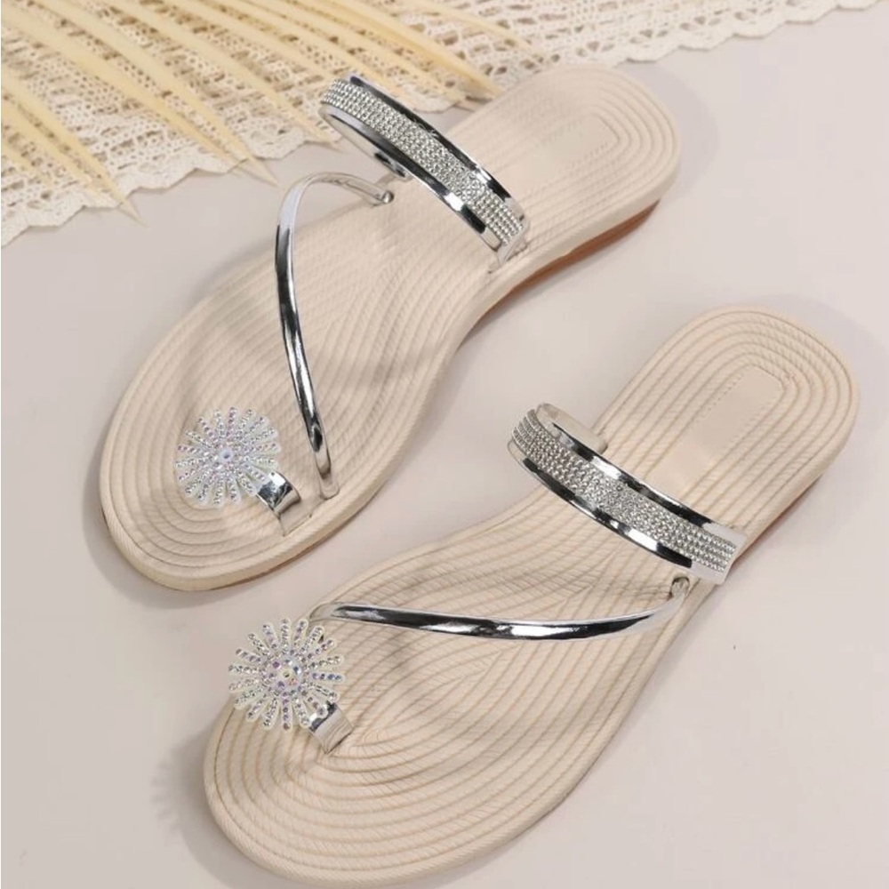 Women’s silver sandals sz 7 1/2